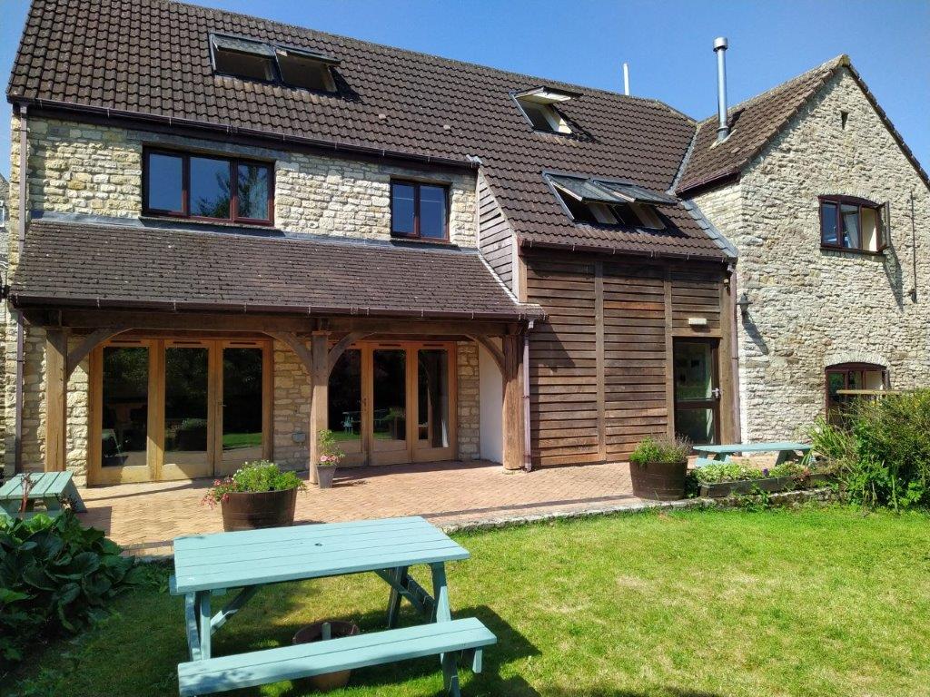 Cameley Lodge - outside benches on the large lawn area